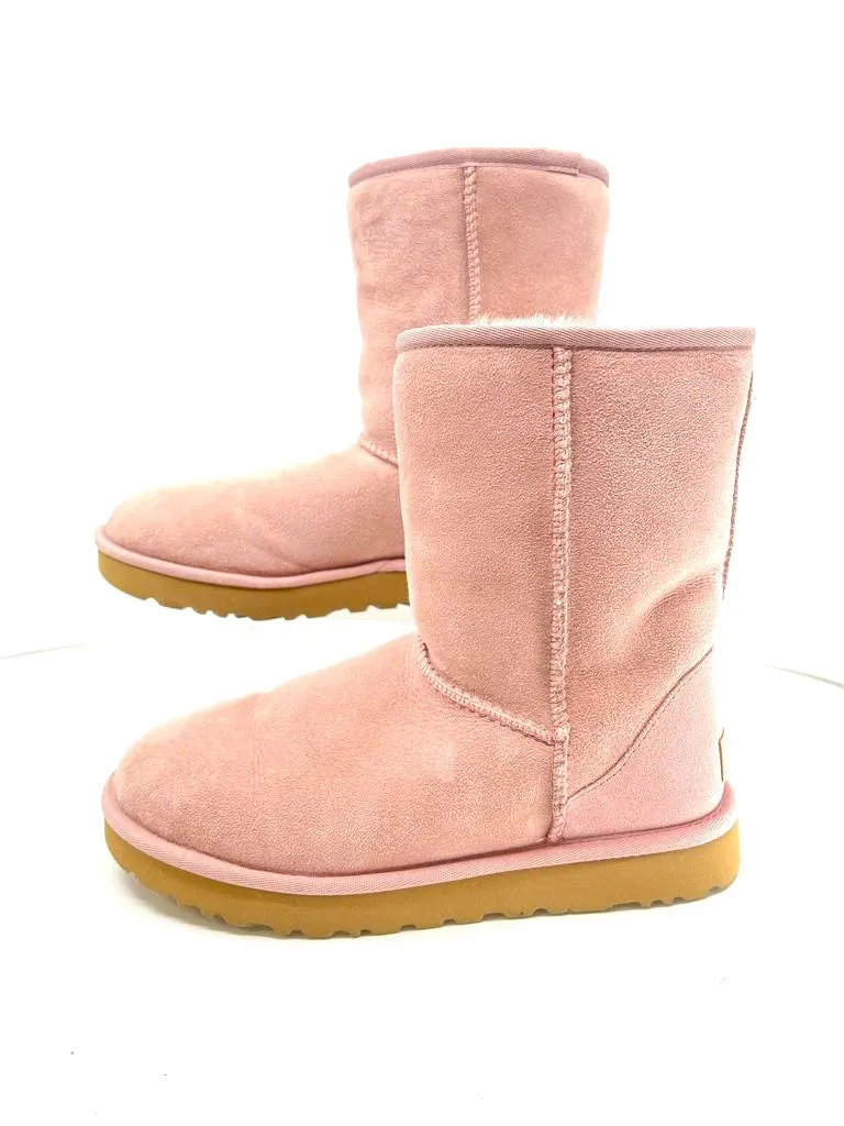 UGG CLASSIC SHORT II BOOTS IN BABY PINK