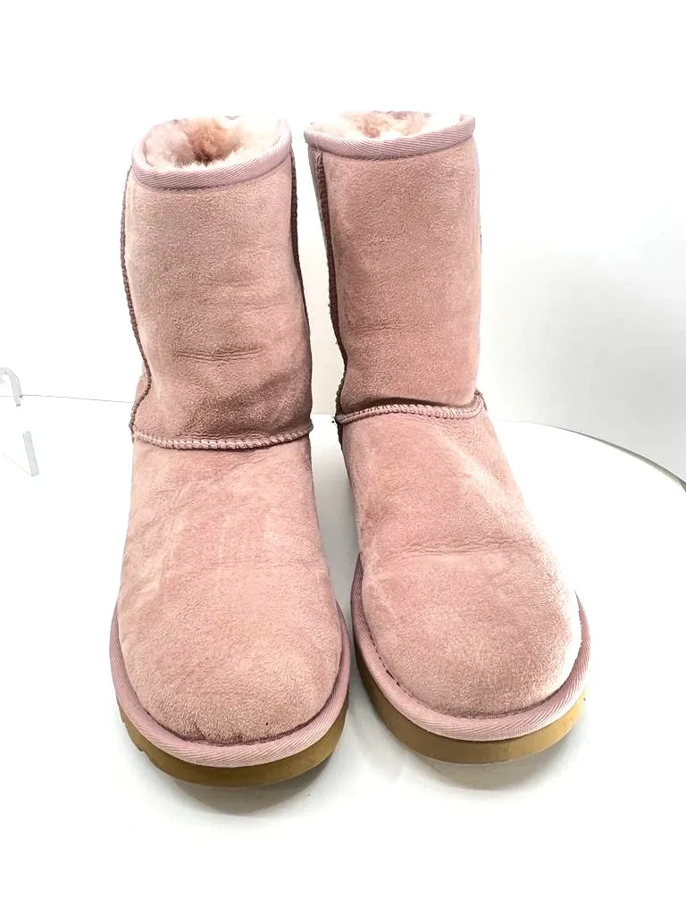 UGG CLASSIC SHORT II BOOTS IN BABY PINK