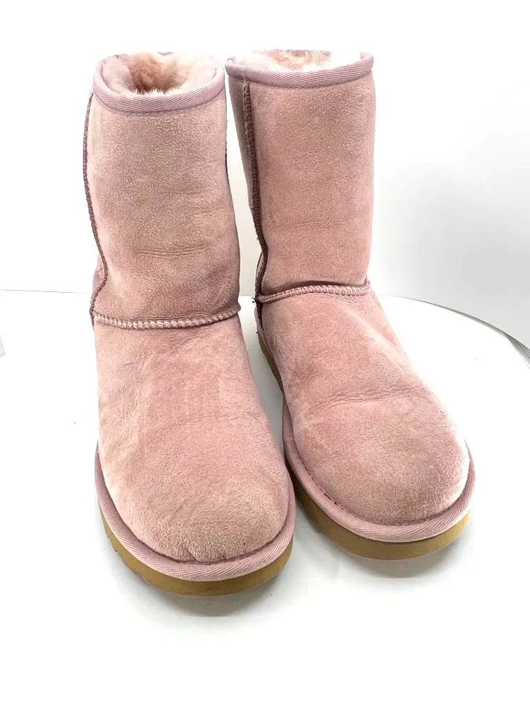 UGG CLASSIC SHORT II BOOTS IN BABY PINK
