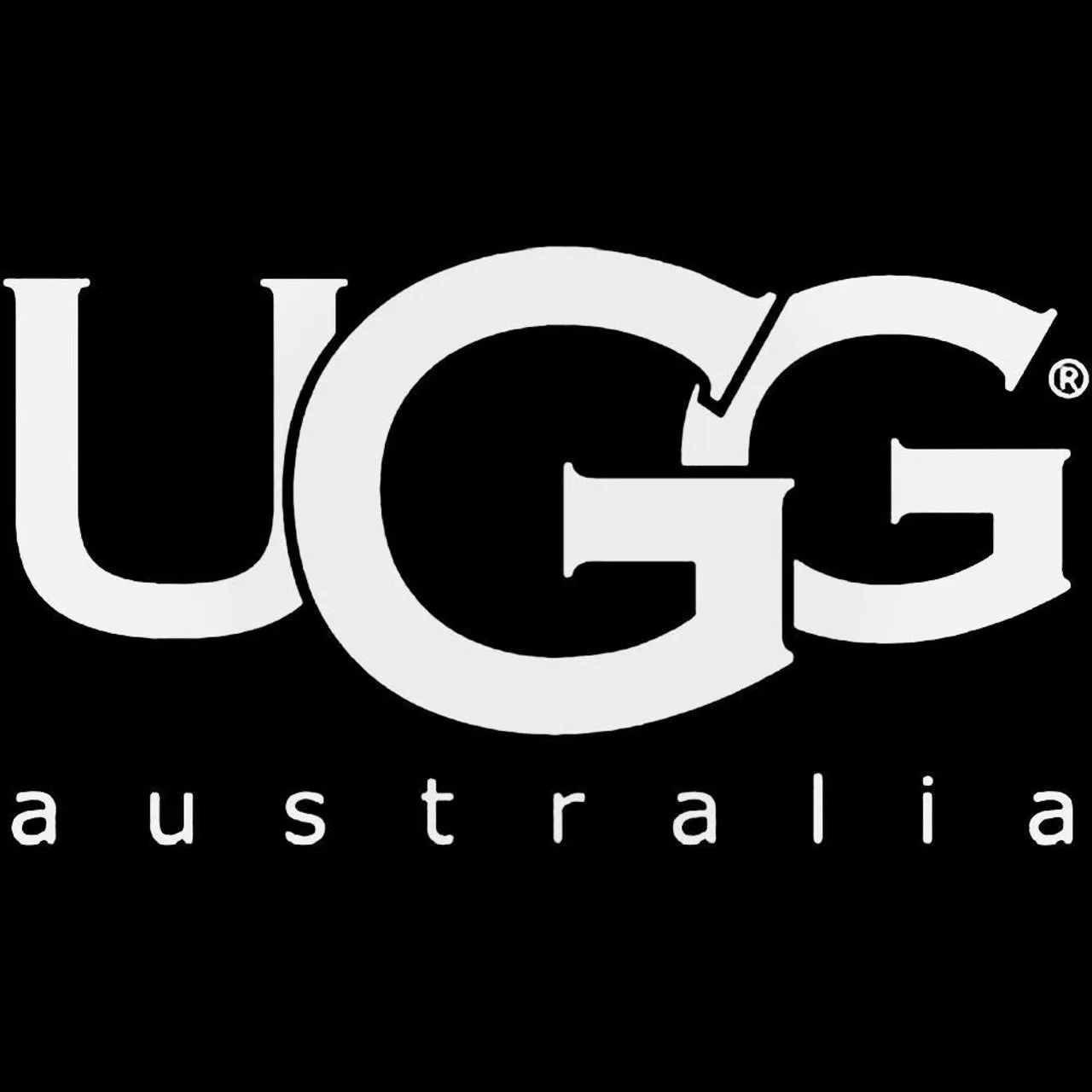 UGG CLASSIC SHORT II BOOTS IN BABY PINK